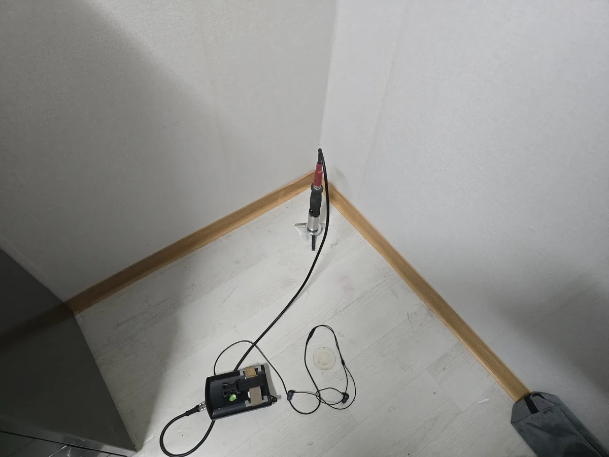 윗집누수탐지 장비 설치, 마포구 상수동 다가구주택 방 모서리 바닥