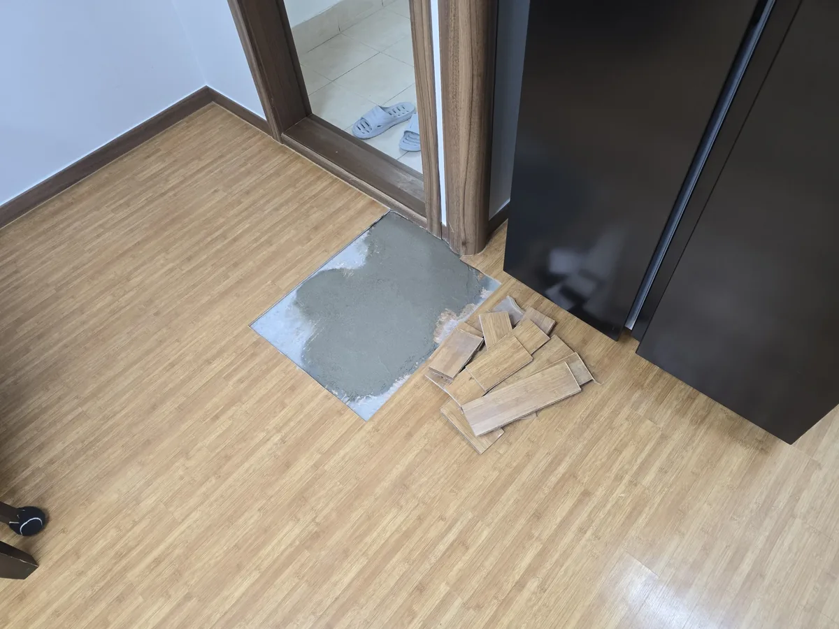 윗집누수보상 참고 사진, 몰탈로 마감한 바닥과 옆에 놓인 마루 조각