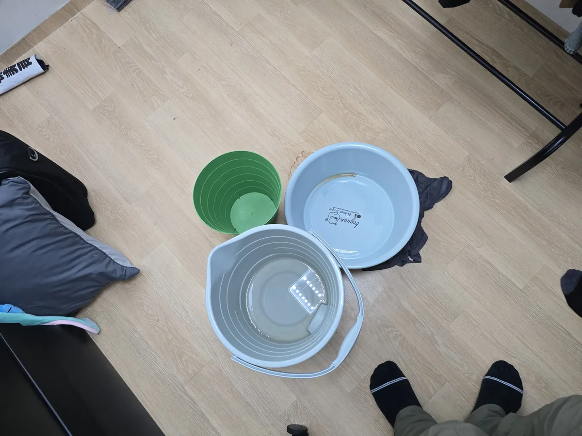 천장누수 낙수 대처, 낙수가 있던 방 바닥에 놓은 대야